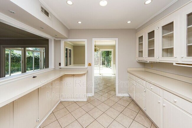 Building Photo - 11 Poets Corner