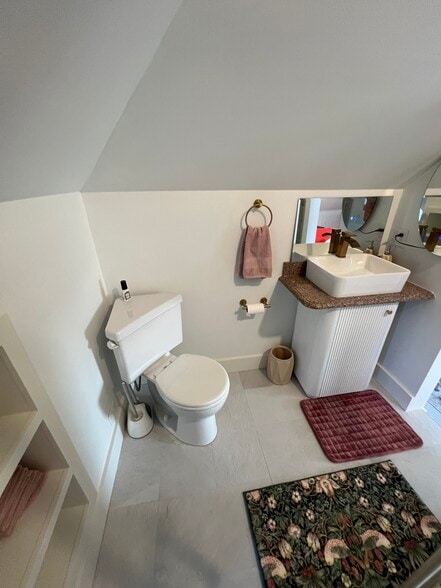 Brand New 3/4 en Suite!Brand New 3/4 en Suite! - 39 Burling St