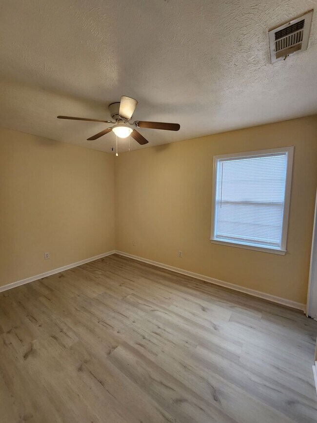 Building Photo - 5434 Sunset Ave