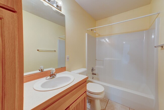 Building Photo - Single Level 3 Bed 2 Bath Home