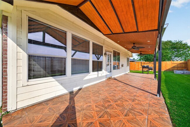 Building Photo - 23914 Glengate Dr