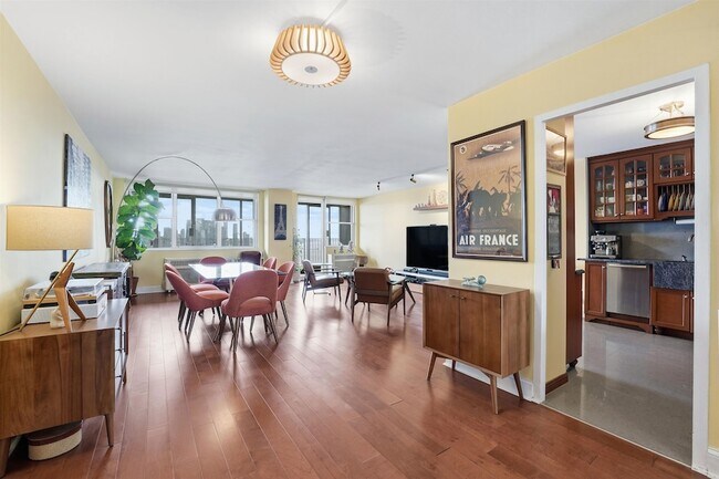 Primary Photo - 6040 JFK Blvd E