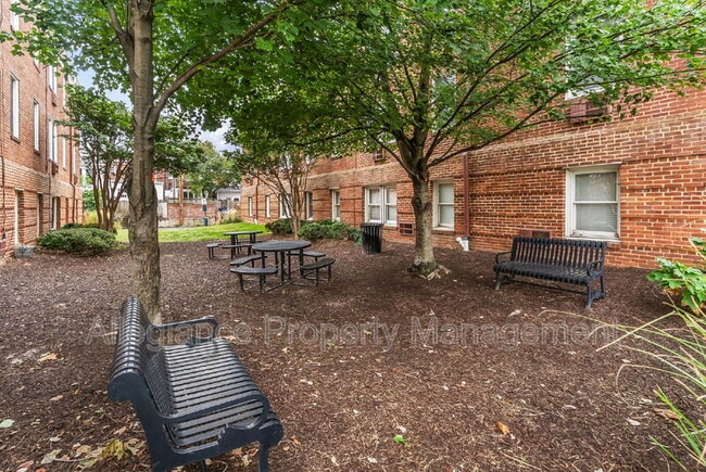 Building Photo - 922 S Washington St