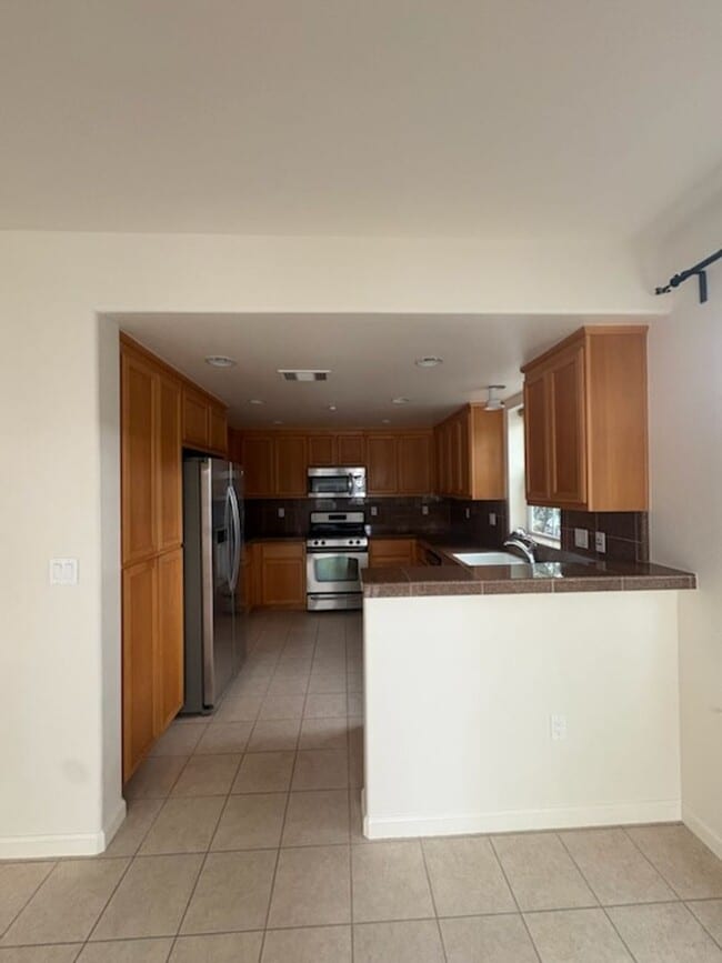 Building Photo - Beautiful Corner Unit in Marina Bay