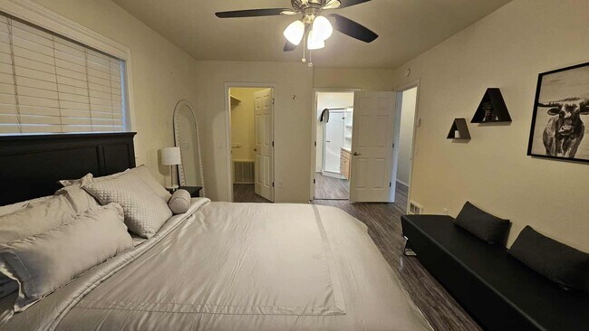 Building Photo - Fully Furnished Condo on Lake - This can be unfurnished