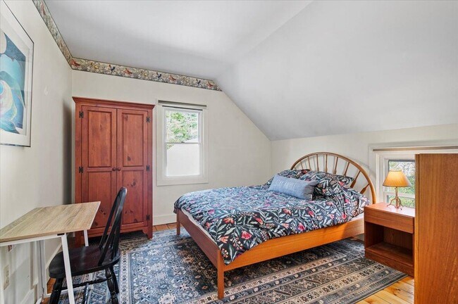 Building Photo - 627 W Rd