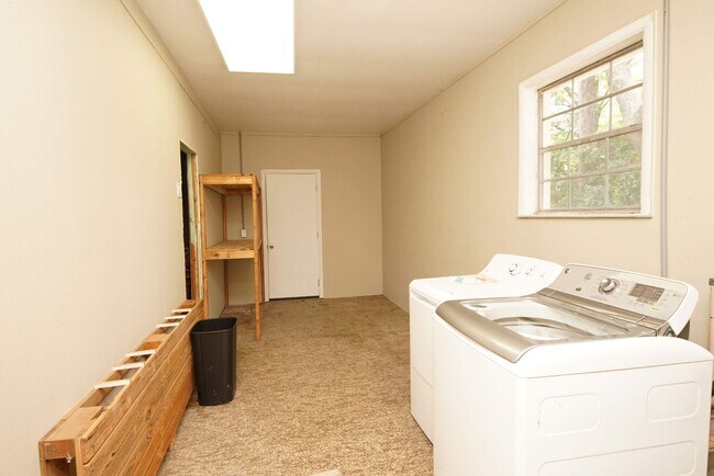 Building Photo - Central Niceville Location