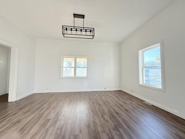 Building Photo - 304 N Roney St