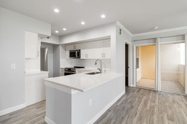 Building Photo - Fully updated 2/2 unit available now for a...
