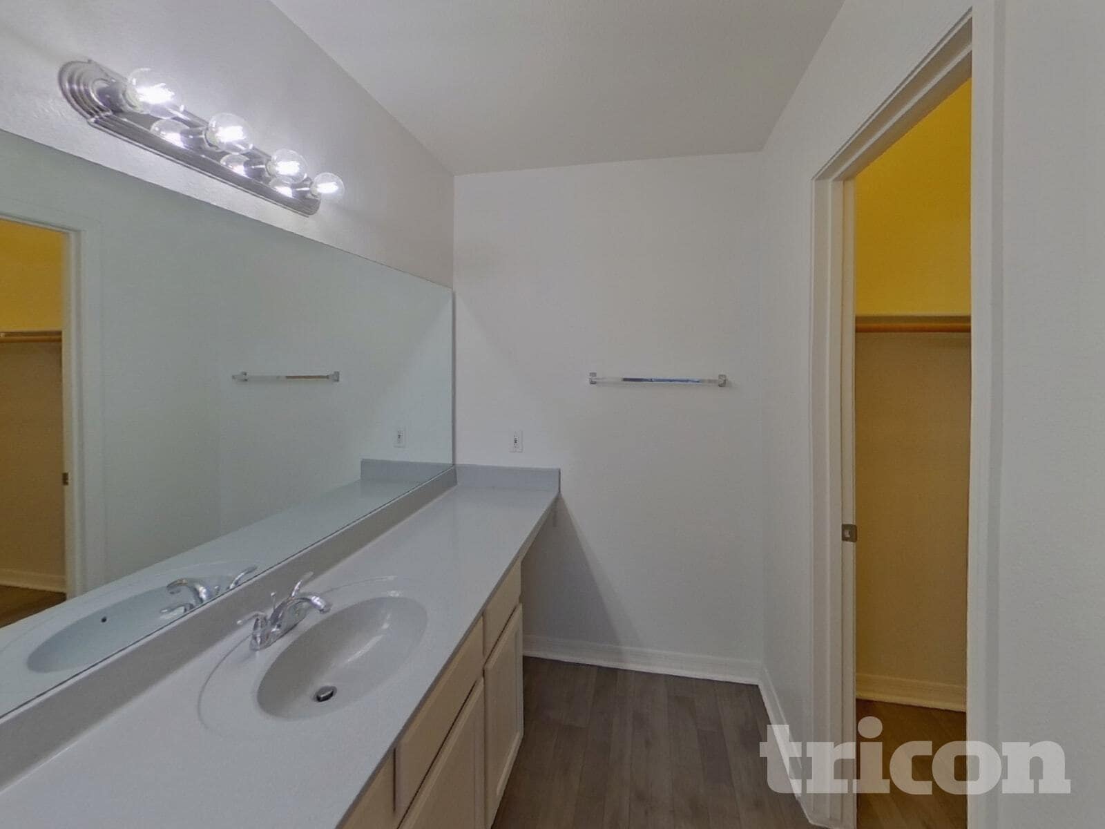 Building Photo - 1406 W Emerald Ave