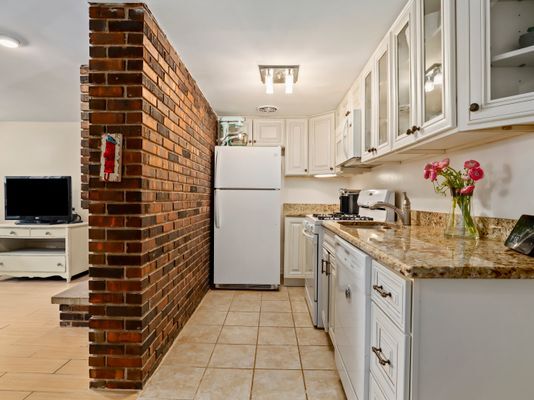 Building Photo - 806 W George St