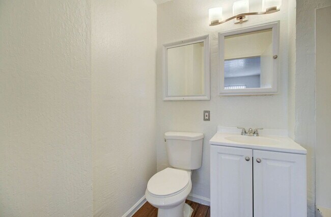 Building Photo - 1501 E Roosevelt St