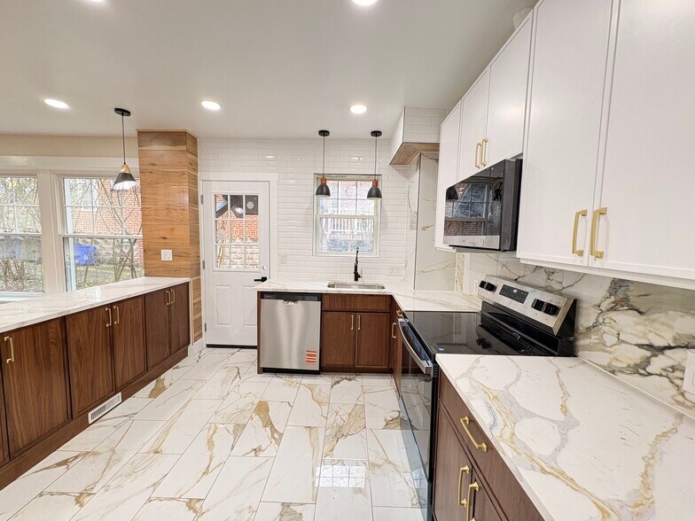 Building Photo - 7128 Card Ln