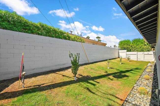 Building Photo - 565 W Yorba Rd