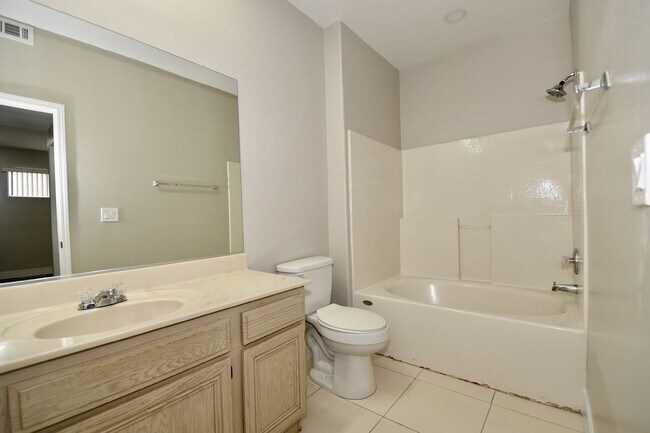Building Photo - Stunning 2 Bed 2 Bath  1 Attached Garage at Vistana