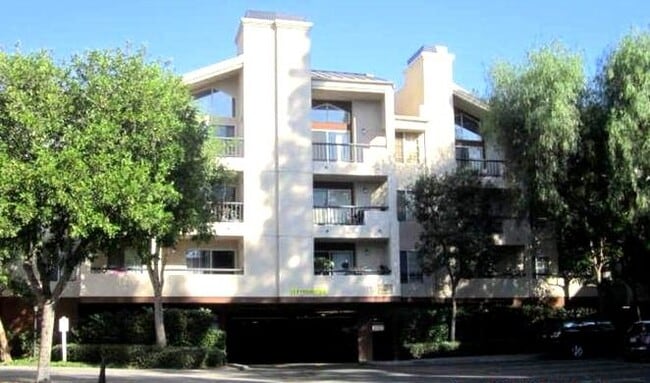 Building Photo - 5540 Owensmouth Ave