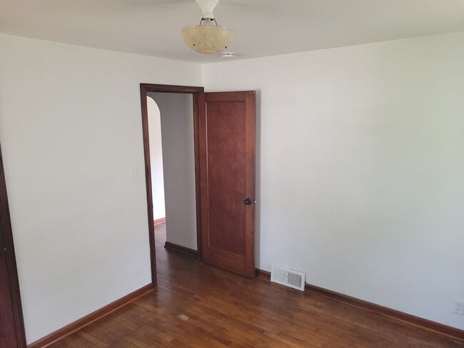 Building Photo - 2-Bedroom/1-Bath, Great Neighborhood
