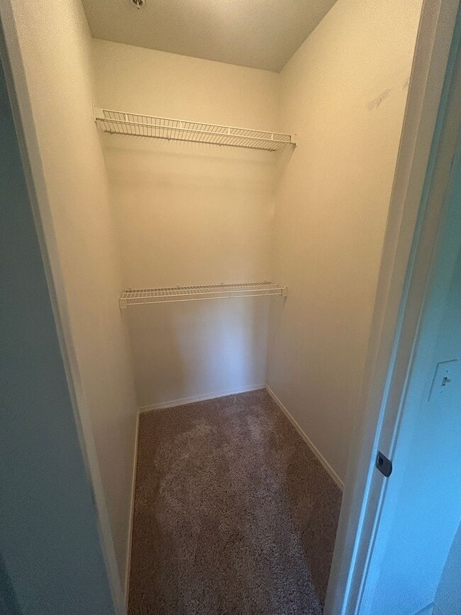 Building Photo - 3 Bed, 2 bath 3rd floor Condo w/garage in ...