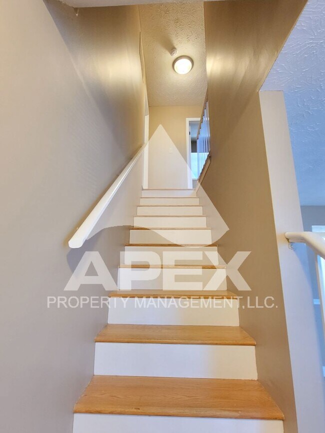 Building Photo - 3 Bed/ 2.5 Ba home w/Hardwood floors, Fireplace and oversized 1-Car Garage - WEST Knoxville!!