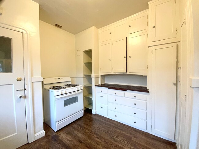 Building Photo - Spacious 1BR w/ Bonus Room! Laundry On Site! PRIVATE GARAGE PARKING!