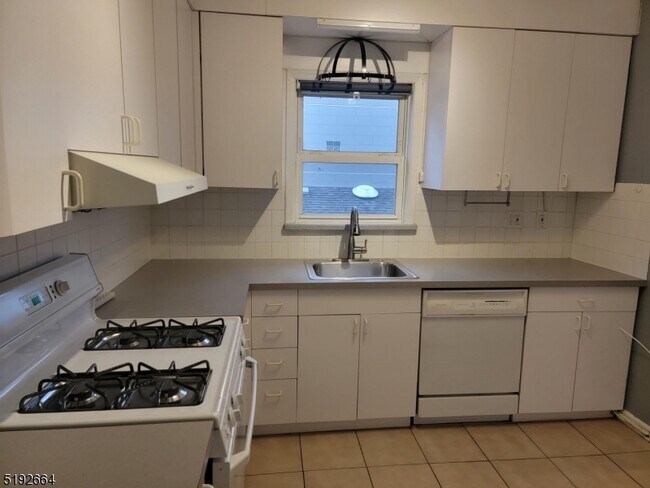 Building Photo - 26 W Price St