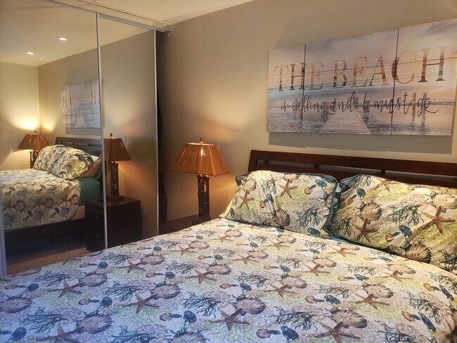 Building Photo - 4564 Beverly Glen Dr