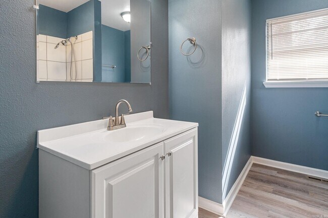 Building Photo - 5708 Alta Vista Dr