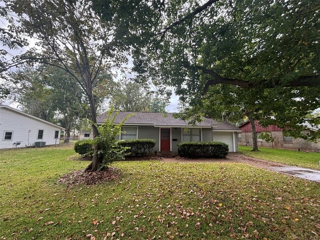 Building Photo - 331 Oak Dr