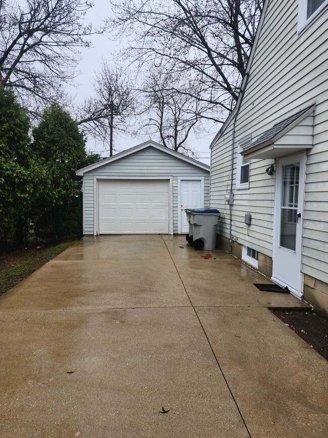 Building Photo - Single family home in great neighborhood!