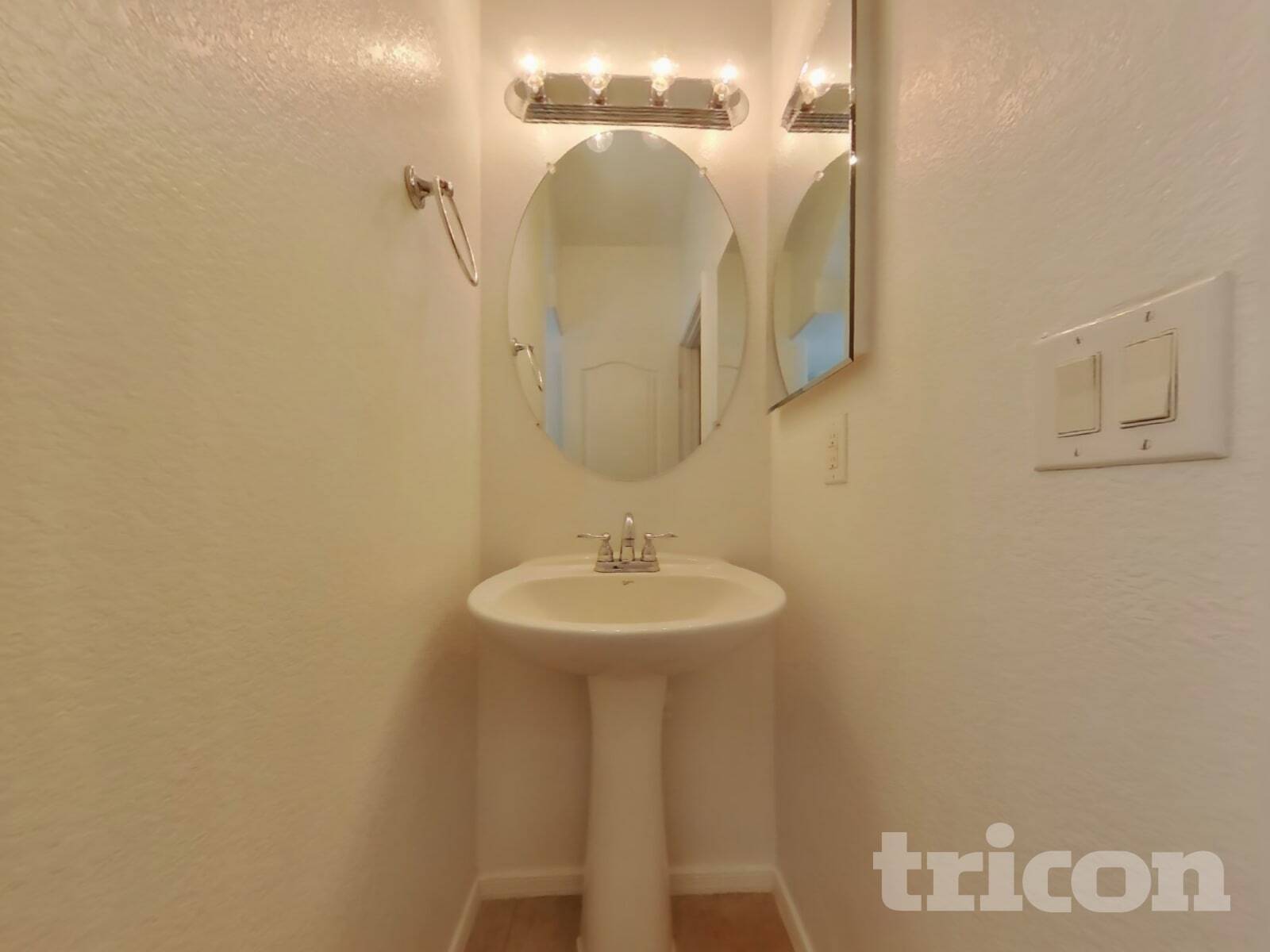 Building Photo - 715 N Redwood Ln