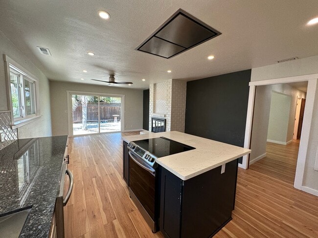 Building Photo - Beautiful 3 Bedroom, 2 Bath Tracy Home