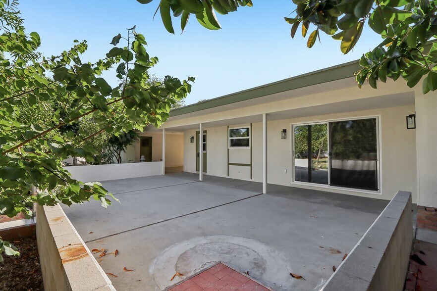Building Photo - 1184 Lyndhurst Dr
