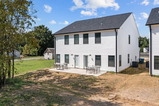 Building Photo - Salisbury Townhome w/ Garage