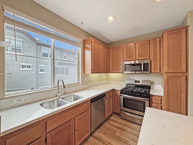 Building Photo - Beautiful 2 Bedroom, 2.5 Bath Condo in Eas...