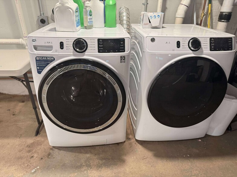 Shared Laundry (free) - 60 Starr St