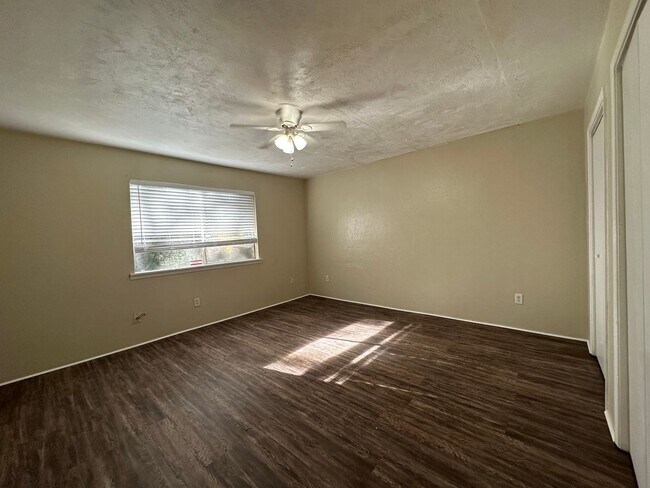 Building Photo - Brewster Estates unit avail NOW!!!