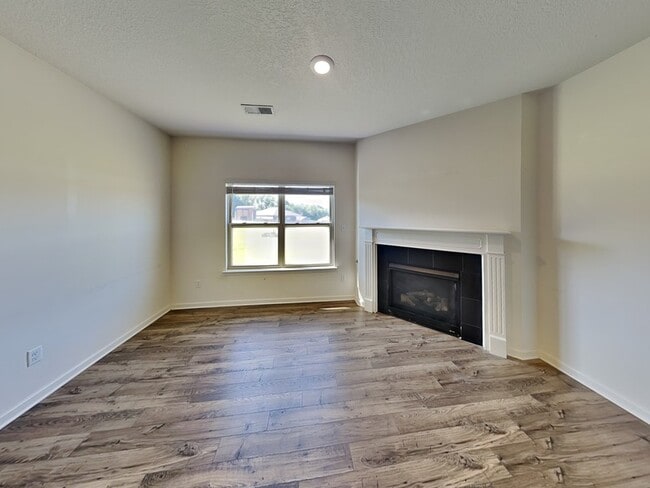 Building Photo - 39 Empire Ln