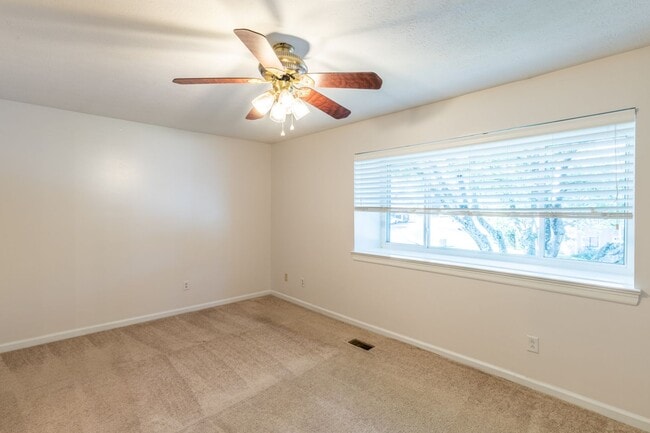 Building Photo - 110 Woodlake Dr