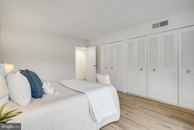 Building Photo - 1300 Army Navy Dr