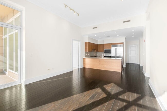 Building Photo - 2550 N Lakeview Ave