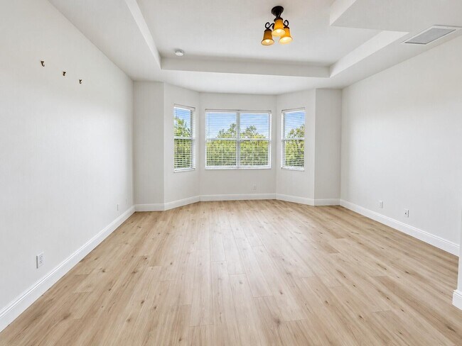 Building Photo - 12170 SW Bennington Cir