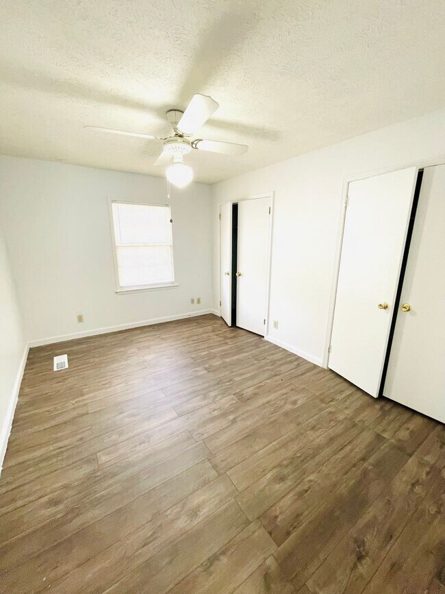 Building Photo - ** 3 bed 2 bath located off Vaughn Road **...