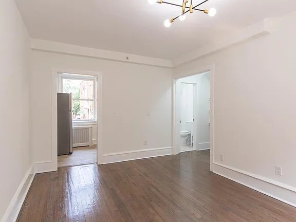 Building Photo - 606 W Maple Ave