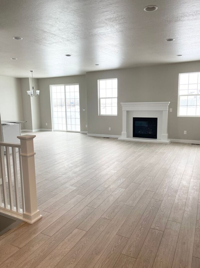 Building Photo - GORGEOUS Home