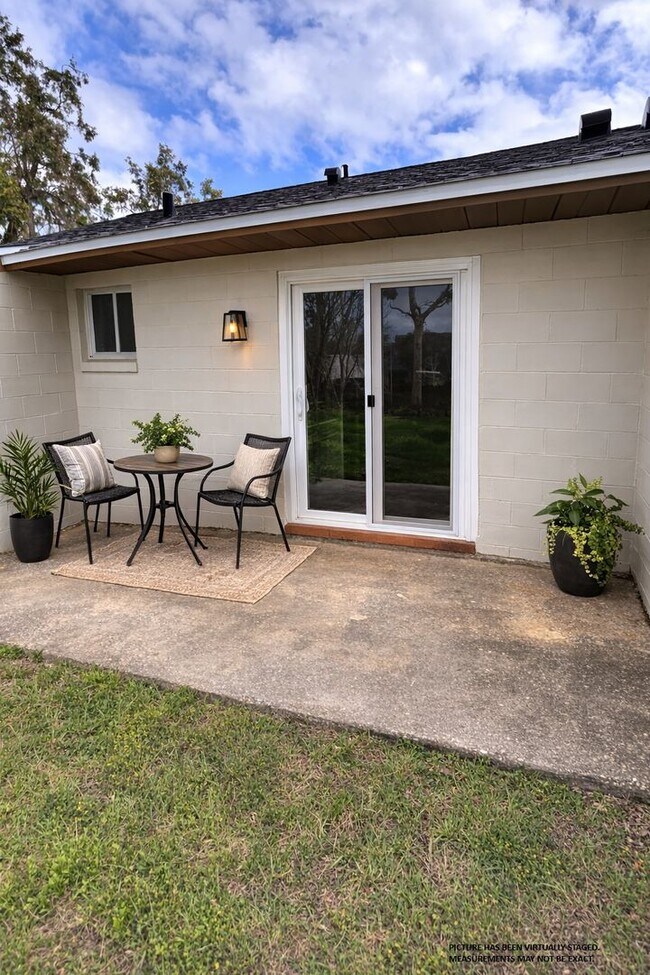 Building Photo - UCF Remodeled Duplex