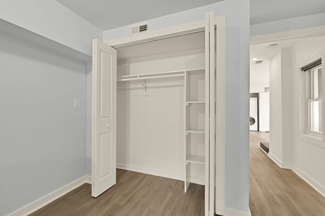 Building Photo - Bright and Spacious Terrace Level 2br in Mt. Pleasant!