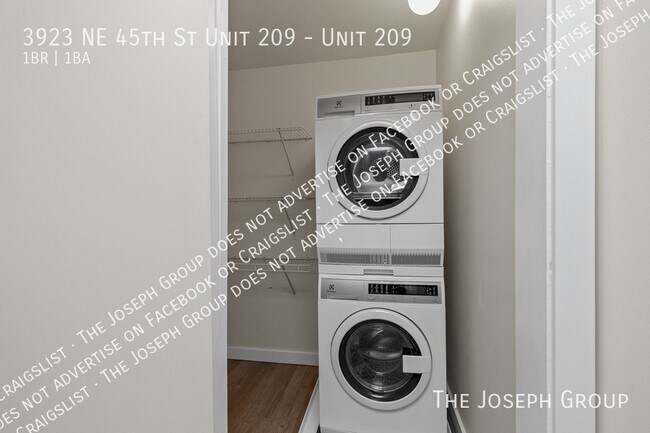 Building Photo - 3923 NE 45th St