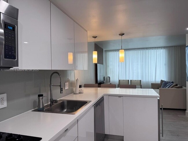 Building Photo - 1000 West Ave