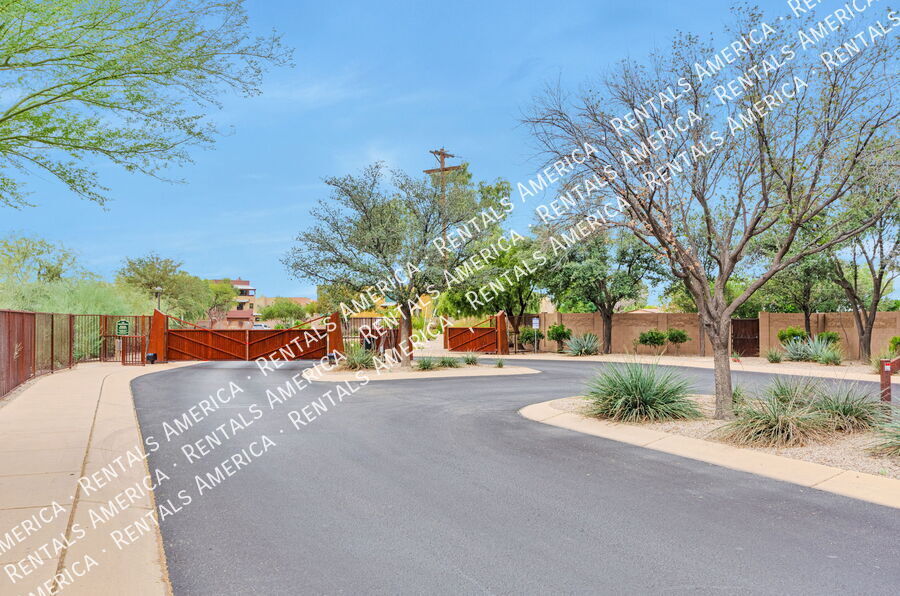 Building Photo - 402 E Croydon Park Rd