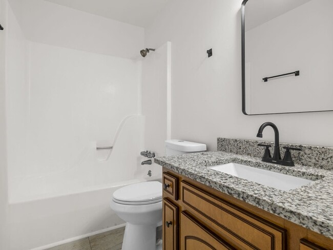 Building Photo - Renovated 2 bed 2 bath- $500 OFF first month rent!!!